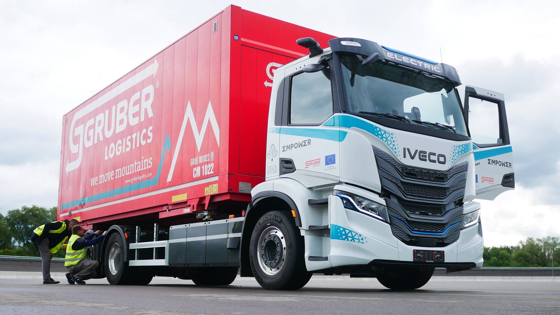 Gruber Logistics, IVECO a AIT posouvají bezemisní těžkou dopravu vpřed prostřednictvím zkušebního provozu v rámci projektu EMPOWER