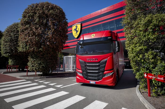 IVECO_Ferrari_handover-(2).jpg